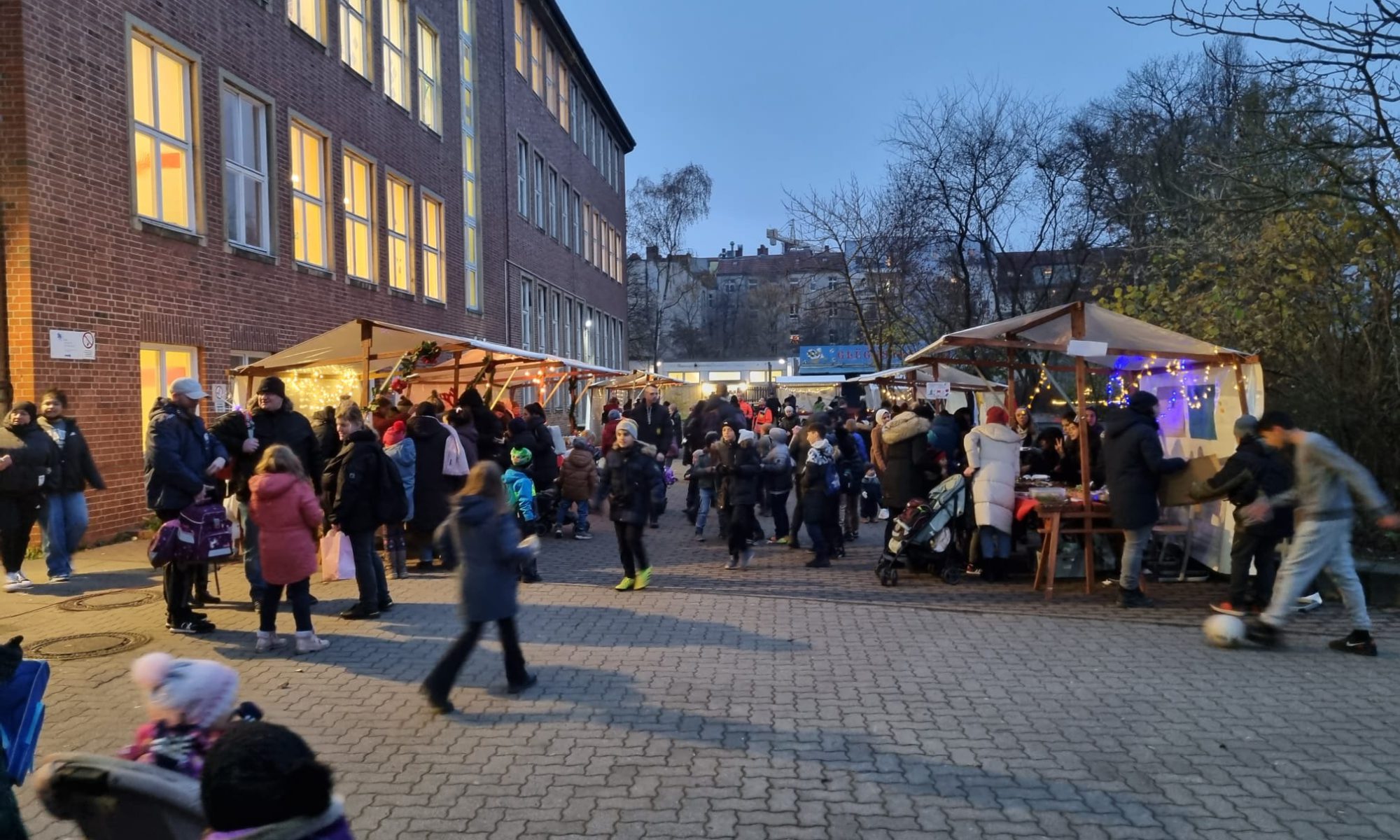 Seitenansicht auf Weihnachtsmarktfläche vom Hof im Dezember 2022